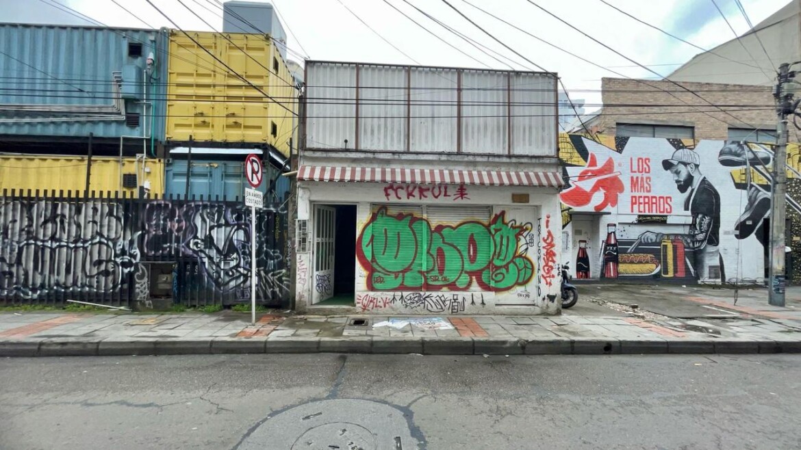 Se vende casa con dos locales en Chapinero, cerca a Lourdes.