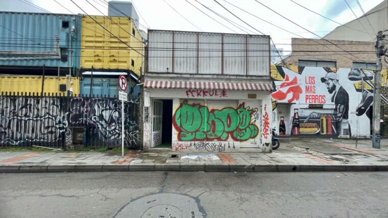 Se vende casa con dos locales en Chapinero, cerca a Lourdes.