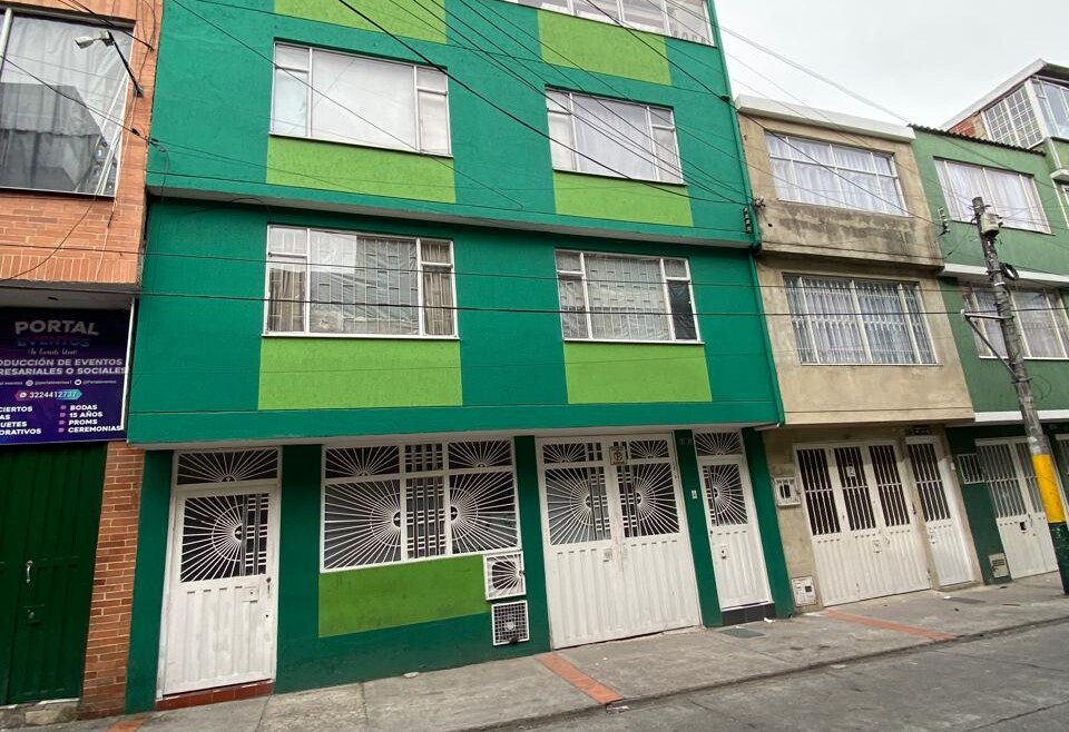 SUBASTA casa de 4 pisos en Villa Elisa, Suba!