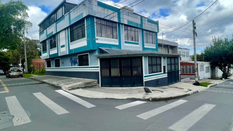 SE VENDE HERMOSA CASA ESQUINERA – SANTA ANA