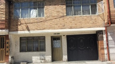 SE VENDE CASA EN BOSA LA AMISTAD Carrera 78D #65C-21 Sur, área de terreno de 121.80 m², un área construida de 274.3 m2