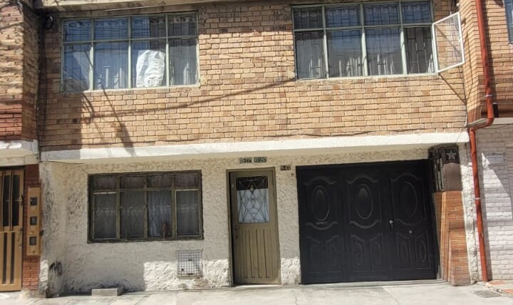 SE VENDE CASA EN BOSA LA AMISTAD Carrera 78D #65C-21 Sur, área de terreno de 121.80 m², un área construida de 274.3 m2