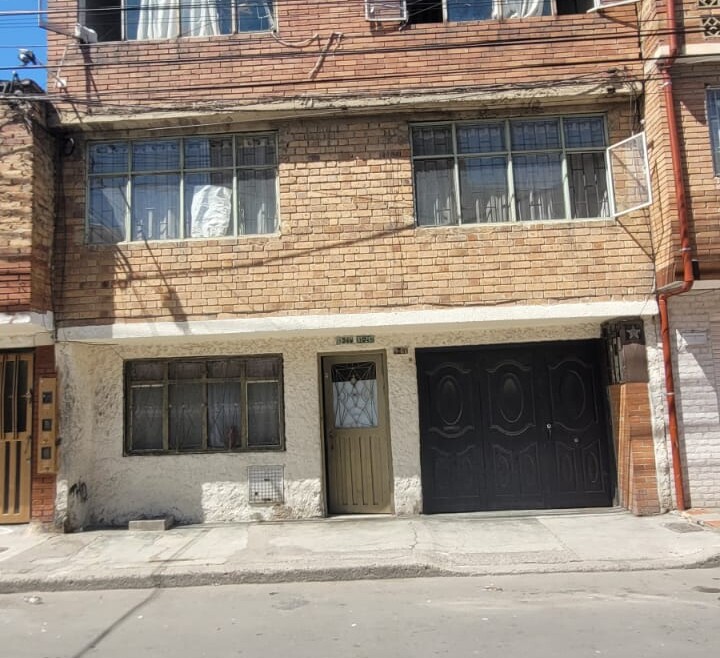 SE VENDE CASA EN BOSA LA AMISTAD Carrera 78D #65C-21 Sur, área de terreno de 121.80 m², un área construida de 274.3 m2