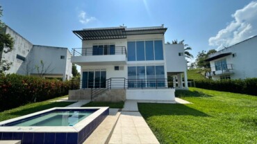 SUBASTA INMOBILIARIA CASA EN MELGAR – DOCUMENTOS AL DÍA$ 399.900.000,00Se vende amplia casa en Melgar, propiedad independiente (no pertenece a conjunto). Ideal para descanso, inversión o para quienes buscan espacios amplios para compartir en familia o realizar eventos.