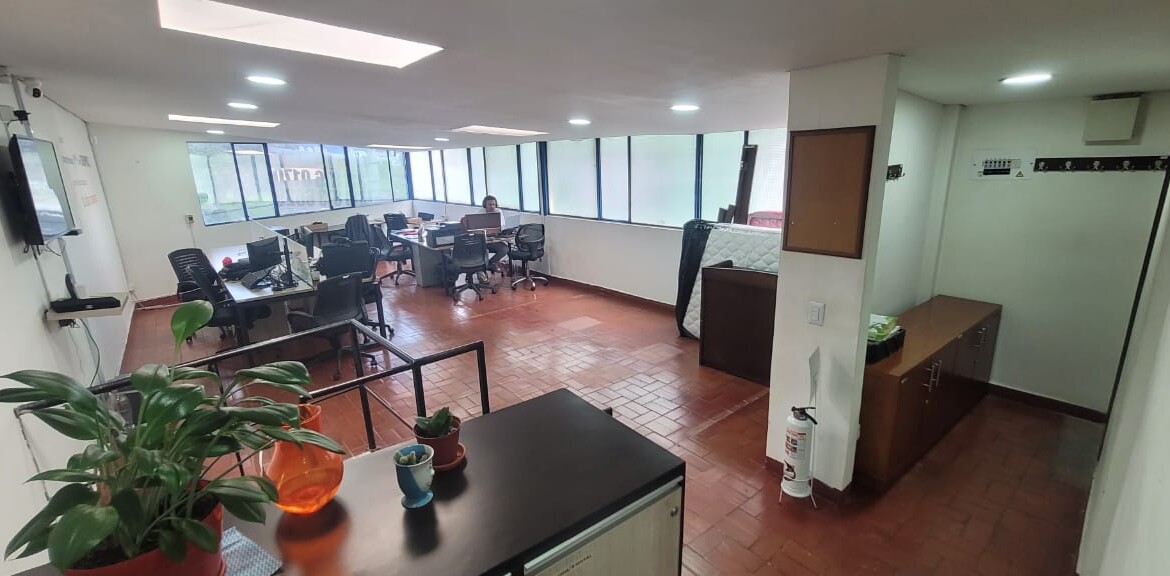 SE VENDE CASA COMERCIAL EN VENTA – SIMÓN BOLÍVAR,Barrio Simón Bolívar, Localidad de Barrios Unidos, Bogotá D.C.📐 Área del lote: 83.64 m²📏 Medidas: 5.05 m de frente x 15 m de fondo🏘️ Estrato: 2