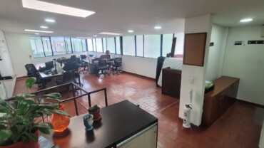 SE VENDE CASA COMERCIAL EN VENTA – SIMÓN BOLÍVAR,Barrio Simón Bolívar, Localidad de Barrios Unidos, Bogotá D.C.📐 Área del lote: 83.64 m²📏 Medidas: 5.05 m de frente x 15 m de fondo🏘️ Estrato: 2