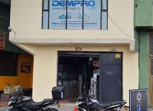 SE VENDE CASA COMERCIAL EN VENTA – SIMÓN BOLÍVAR,Barrio Simón Bolívar, Localidad de Barrios Unidos, Bogotá D.C.📐 Área del lote: 83.64 m²📏 Medidas: 5.05 m de frente x 15 m de fondo🏘️ Estrato: 2