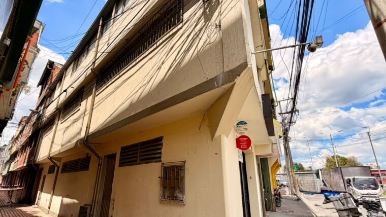 SE VENDE CASA COMERCIAL EN VENTA – SIMÓN BOLÍVAR,Barrio Simón Bolívar, Localidad de Barrios Unidos, Bogotá D.C.📐 Área del lote: 83.64 m²📏 Medidas: 5.05 m de frente x 15 m de fondo🏘️ Estrato: 2