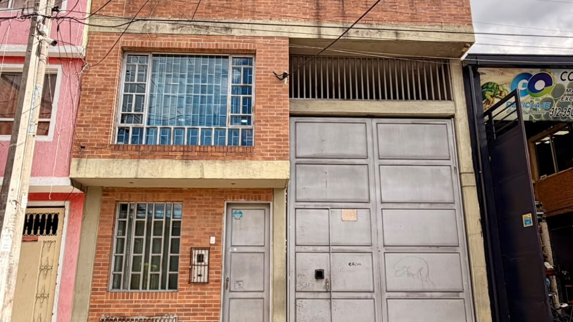 🚀 ¡Oportunidad ÚNICA! Bodega rentable de doble altura en Rafael Uribe Uribe, barrio Centenario 📍